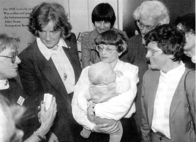 v.l.n.r.: Birgit Breuel, Barbara Leyendecker (mit Sohn Martin) und Bundestagspräsidentin Rita Süßmuth am Stand Frau+Technik auf der Hannover Messe Industrie 1988