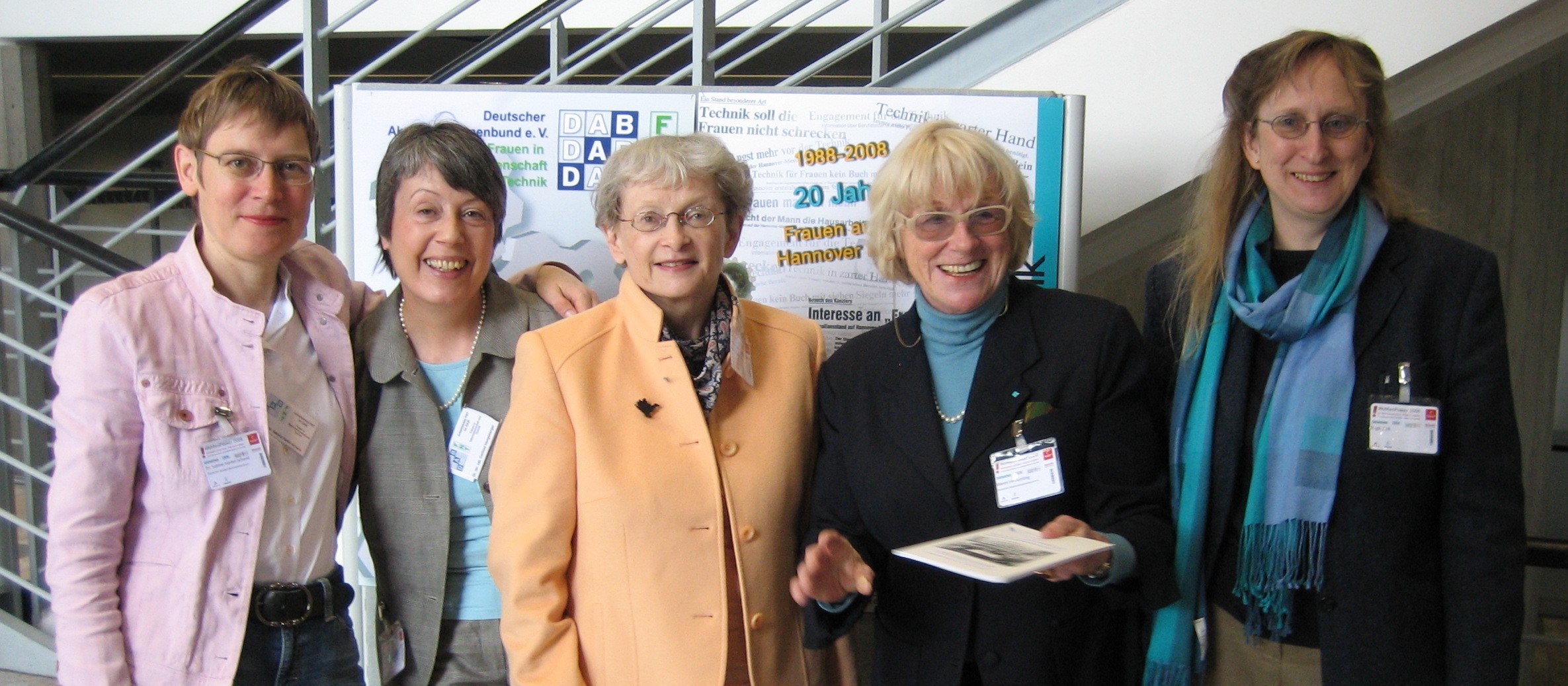 Sabine Hartel-Schenk, Corinna Hengsberg, Barbara Leyendecker, Maren Heinzerling und Birgit Zich bei einem Messeauftritt des AK-FNT